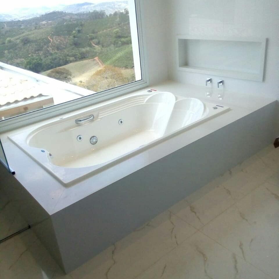 Acabamento em pedra ao redor de banheira
