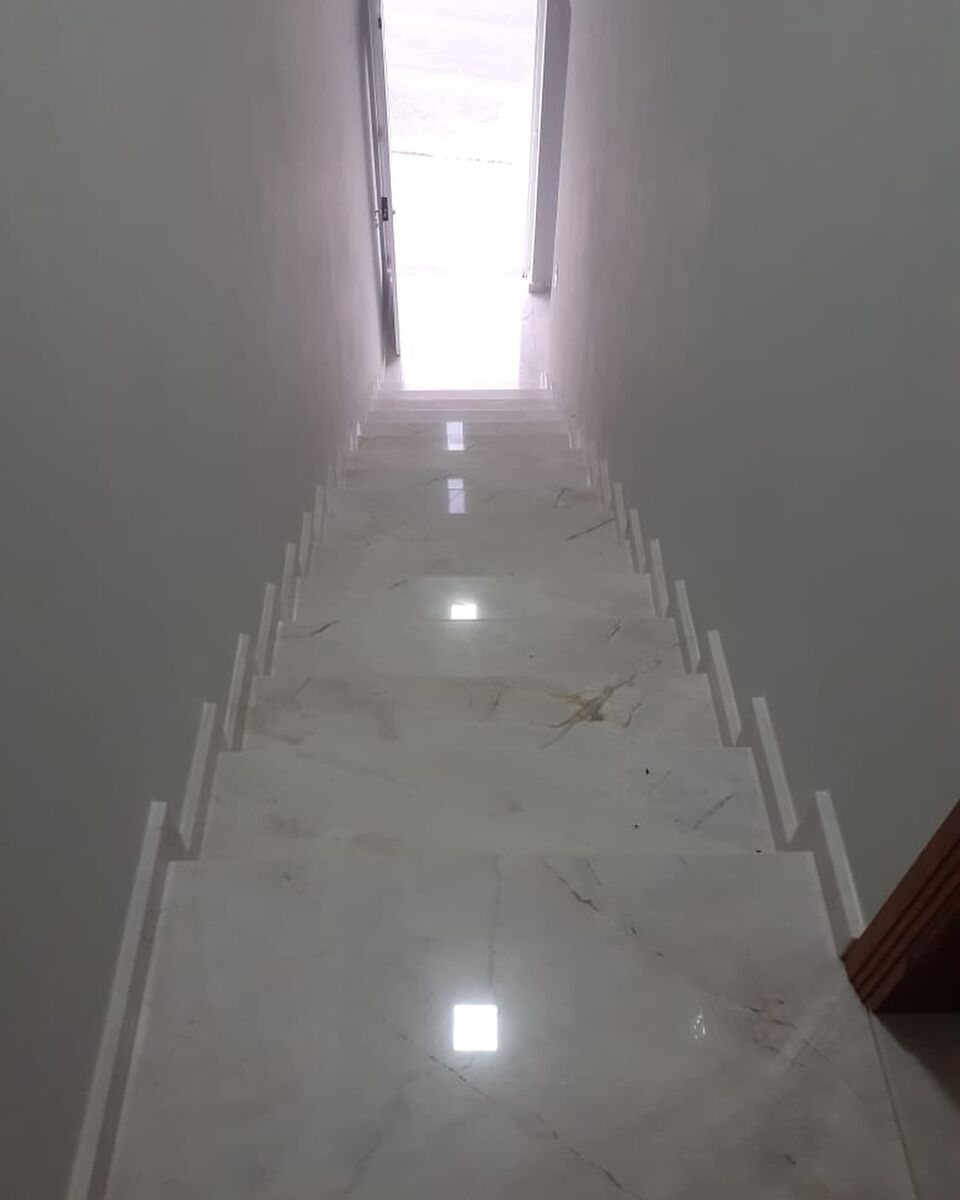 Escada em pedra polida com corrimão